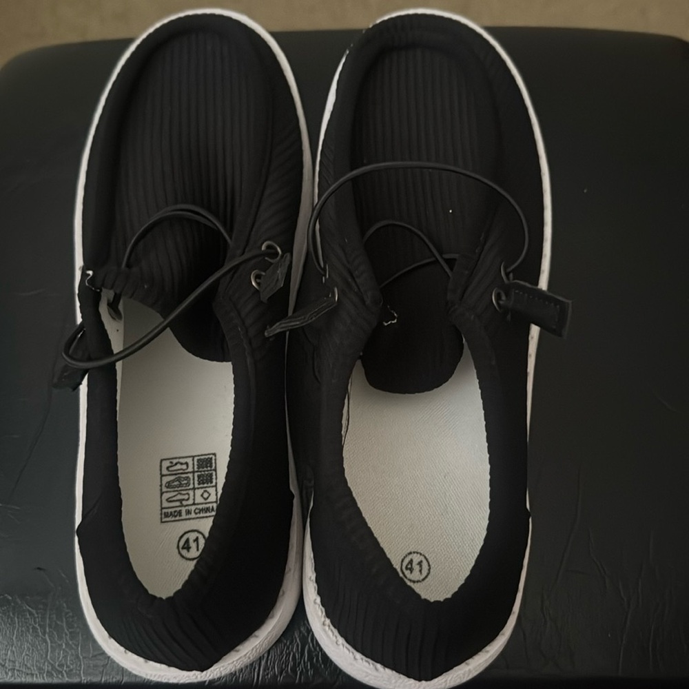 TEMU Women’s size 10 brand fashionable black with white trim shoes. NWOT